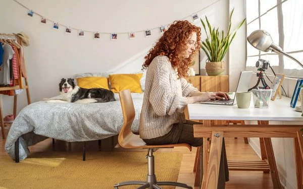 Eine Frau arbeitet zu Hause am Laptop