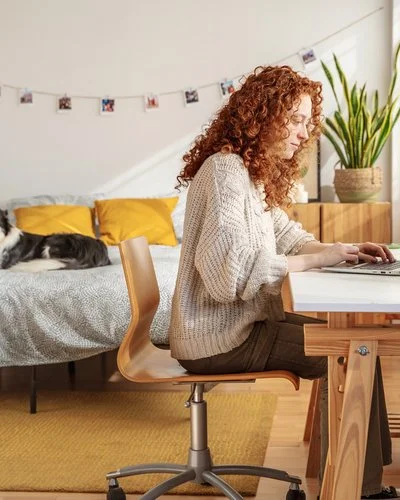 Eine Frau arbeitet zu Hause am Laptop