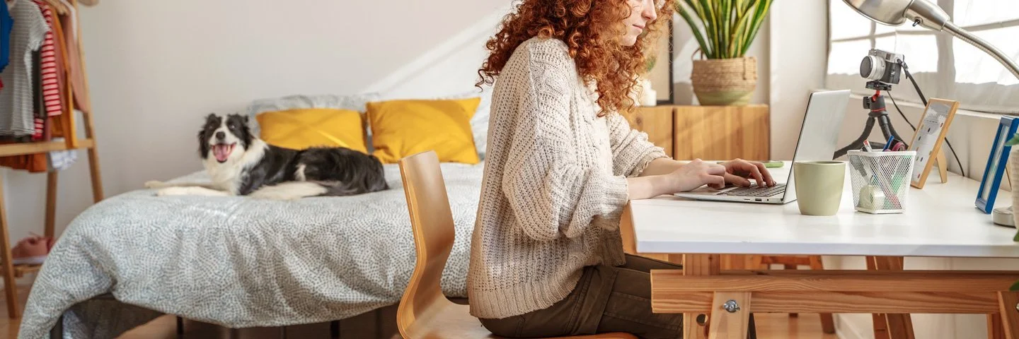 Eine Frau arbeitet zu Hause am Laptop