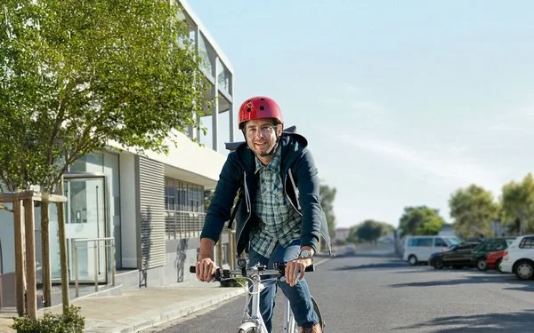 Ein Mann fährt auf einem Fahrrad eine Straße entlang