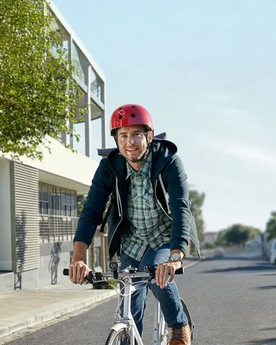Ein Mann fährt auf einem Fahrrad eine Straße entlang