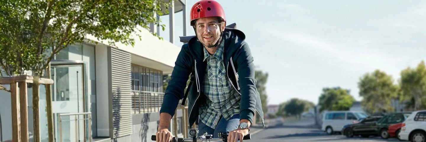 Ein Mann fährt auf einem Fahrrad eine Straße entlang