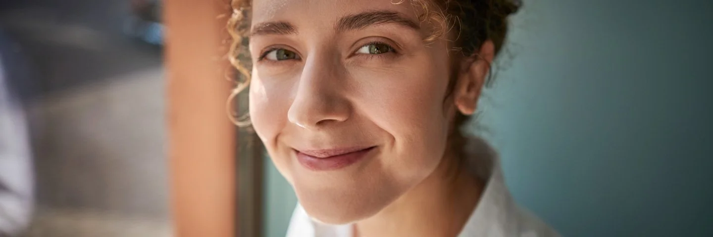 Lächelnde Frau in weißem Hemd