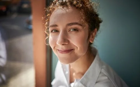 Lächelnde Frau in weißem Hemd