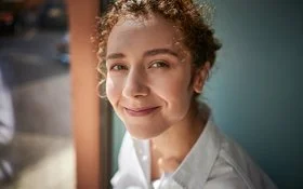 Lächelnde Frau in weißem Hemd