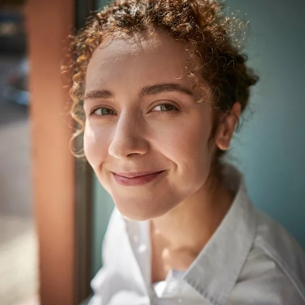 Lächelnde Frau in weißem Hemd