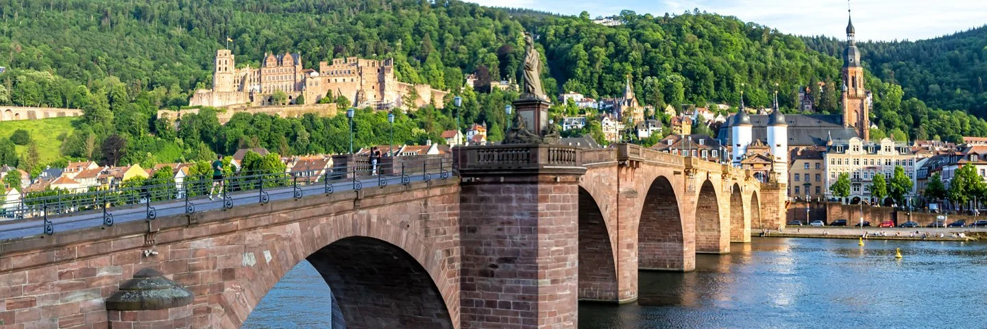 Die Karl-Theodor-Brücke mit dem Heidelberger Schloss im Hintergrund – zwei Wahrzeichen der Stadt Heidelberg.