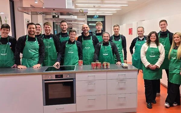 Dreierteams der Stuttgarter Kickers beim gemeinsamen Kochen im AOK-Gesundheitszentrum.