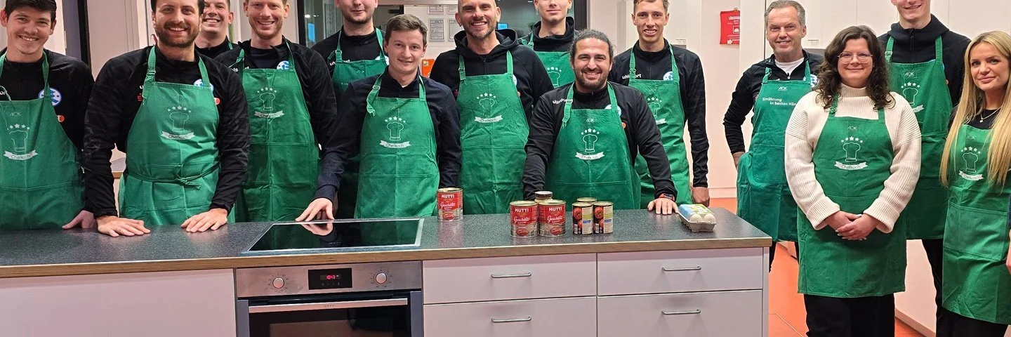 Dreierteams der Stuttgarter Kickers beim gemeinsamen Kochen im AOK-Gesundheitszentrum.