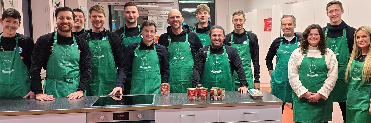 Dreierteams der Stuttgarter Kickers beim gemeinsamen Kochen im AOK-Gesundheitszentrum.