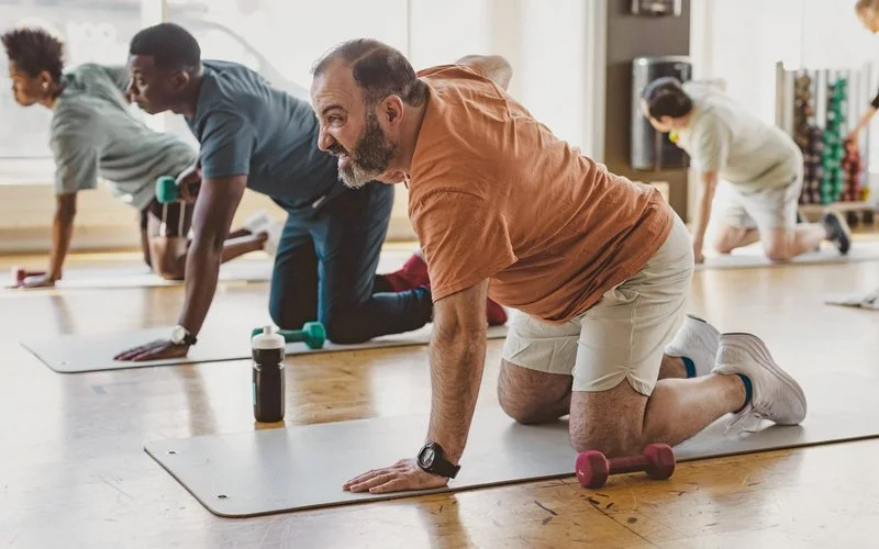Männer auf Yoga-Matten