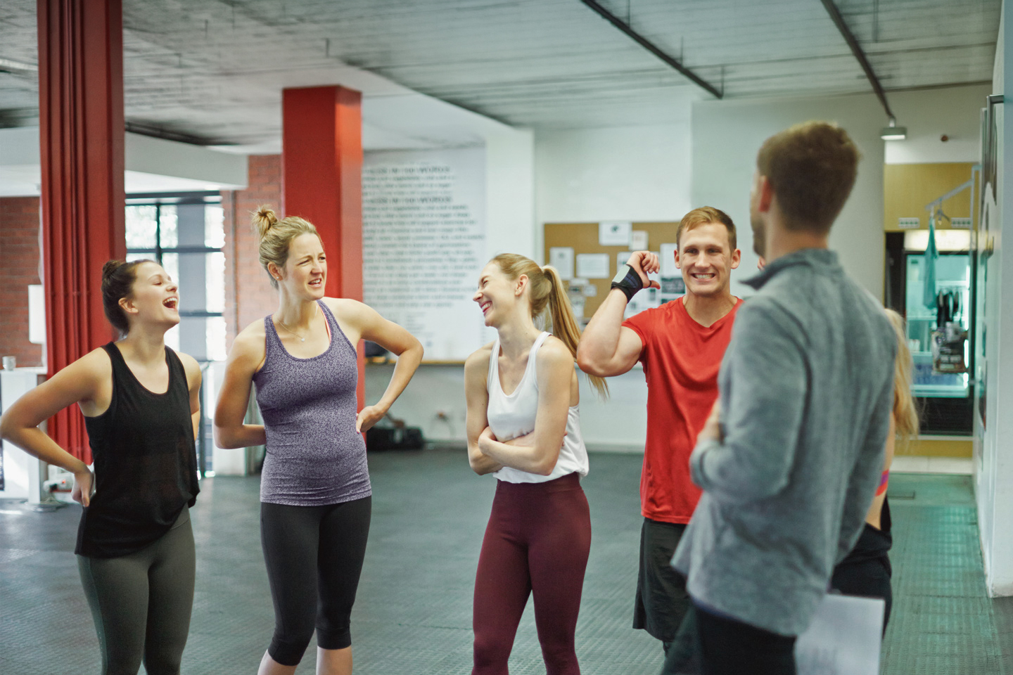 Azubis in einem Bewegungsraum