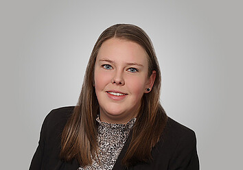Janina Kramer ist Sachbearbeiterin Innerer Dienst und BGM-Koordinatorin bei der Gemeinde Hinte Porträtfoto Janina Kramer