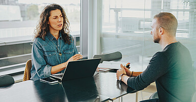 Cannabis am Arbeitsplatz: Zwei Personen sind in einem Personalgespräch