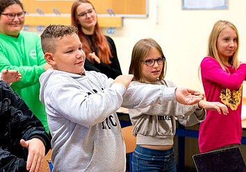 Projekt ABiK der Uni Leipzig: eine Gruppe von Kindern, die eine Übung teilnimmt Projekt ABiK der Uni Leipzig: eine Gruppe von Kindern, die eine Übung teilnimmt