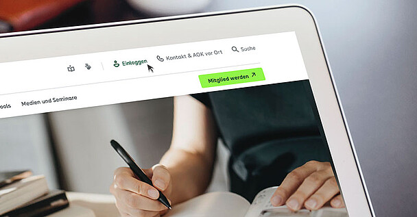 Informationservice im Persönlichen Bereich: Ein Mauszeiger weist auf das Symbol und das Wort “Einloggen” auf einer Seite im Arbeitgeberportal der AOK. 