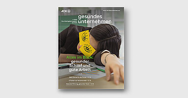 gesundes unternehmen Ausgabe 4-2026: Eine Person mit Klebezetteln auf den Augen. Auf den Klebezetteln sind Augen gemalt. Die Person legt den Kopf auf den Schreibtisch. gesundes unternehmen Ausgabe 4-2026: Eine Person mit Klebezetteln auf den Augen. Auf den Klebezetteln sind Augen gemalt. Die Person legt den Kopf auf den Schreibtisch.