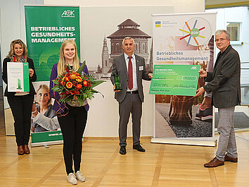 Das Gruppenfoto zeigt Beschäftigte der DRV, Deutsche Rentenversicherung, als Regionalsieger Süddost des AOK-MehrWert-Gesundheitspreis 2019. 