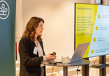 Dr. Katharina Feil, Jungheinrich Moosburg AG & Co. KG, hält einen Vortrag