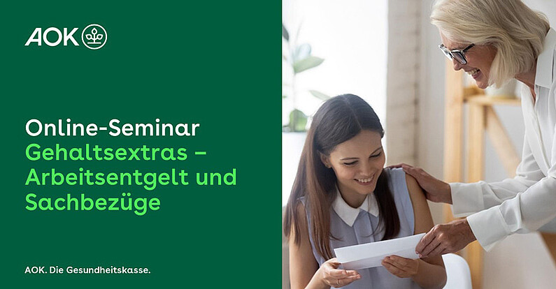 Online-Seminar „Gehaltsextras“: Frau übergibt Dokument an eine weitere Frau