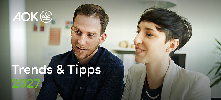 Trends & Tipps 2027 – Neues in der Sozialversicherung: zwei Personen in einem Büro schauen sich ein Online-Seminar an Trends & Tipps 2027 – Neues in der Sozialversicherung: zwei Personen in einem Büro schauen sich ein Online-Seminar an