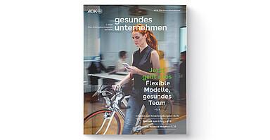 gesundes unternehmen Ausgabe 1-2026: Junge Frau im Büro schaut auf ihr Smartphone während sie ihr Rennrad schiebt