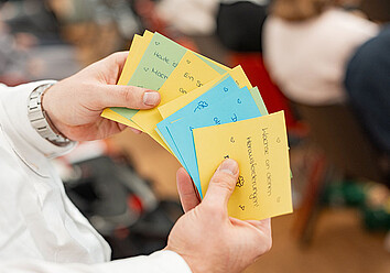 GesundMacher Award 2025: Mehrere bunte und beschriebene Notizzettel GesundMacher Award 2025: Mehrere bunte und beschriebene Notizzettel