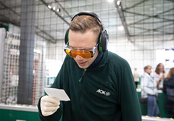 Gesundheitstag: Ein junger Mann trägt Kopfhörer, Handschuhe und eine Spezialbrille, um die Einschränkungen im Alter nachvollziehen zu können. Gesundheitstag: Ein junger Mann trägt Kopfhörer, Handschuhe und eine Spezialbrille, um die Einschränkungen im Alter nachvollziehen zu können.