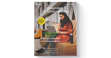gesundes unternehmen Ausgabe 4-2025: Frau arbeitet am Laptop auf einer öffentlichen Bank 