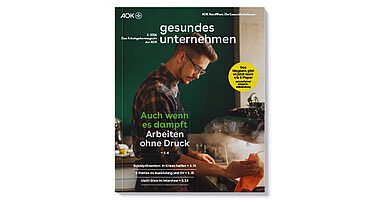 gesundes unternehmen Ausgabe 3-2026: Mann säubert einen dampfenden Kaffeeautomaten. gesundes unternehmen Ausgabe 3-2026: Mann säubert einen dampfenden Kaffeeautomaten.