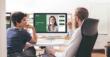 Trends & Tipps 2026 – Neues in der Sozialversicherung: zwei Personen in einem Büro schauen sich ein Online-Seminar an