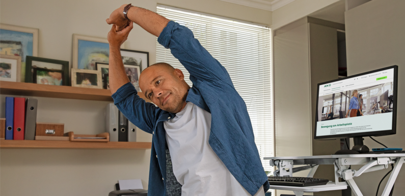 Rückengesundheit am Arbeitsplatz fördern: Ein Mann führt eine Übung im Homeoffice aus.