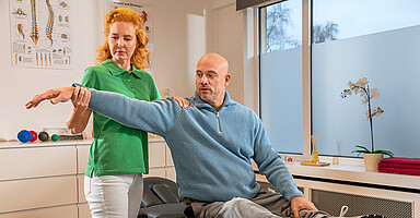 Entgeltfortzahlung bei Krankheit: Patient und Therapeutin bei Physiotherapie   