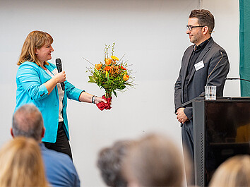 New Work Danksagung Blumen werden als Danksagung überreicht