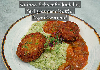 Auf einem Teller ist ein Gericht aus Quinoa Erbsenfrikadellen, Perlgraupenrisotto und Paprikaragout angerichtet