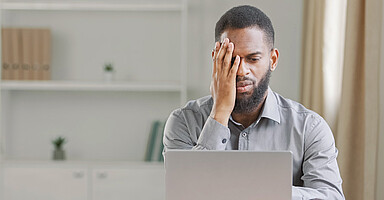 Mann am Laptop: Warnung vor Phishing-Mails