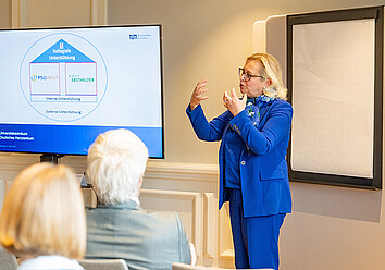 Gabriele Kraft, TUM Klinikum Deutsches Herzzentrum München, hält einen Vortrag