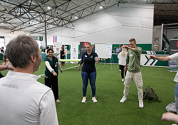 Gesundheitstag: Eine Gruppe steht im Kreis und macht ein Gruppentraining. Gesundheitstag: Eine Gruppe steht im Kreis und macht ein Gruppentraining.