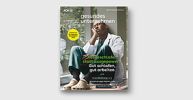 gesundes unternehmen Ausgabe 4-2026: Eine Person im Arztkittel ist sichtbar, sie macht Pause und schließt die Augen dabei.