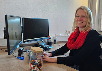 Pflegedienstleiterin Karin Zurborn Pflegedienstleiterin sitzt am Computer