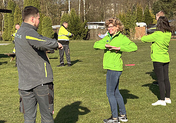 Beim Modul „Bewegung und Ergonomie“ zeigt die AOK-Expertin den teilnehmenden Azubis von BUTTING Lockerungs- und Stärkungsübungen. Beim Modul „Bewegung und Ergonomie“ zeigt die AOK-Expertin den teilnehmenden Azubis von BUTTING Lockerungs- und Stärkungsübungen.