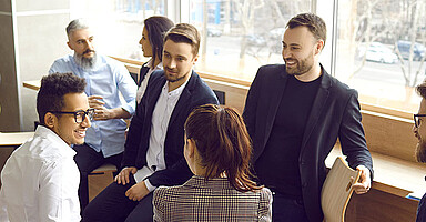 Gesundheit erlebbar machen Eine Gruppe von Personen unterhält sich.