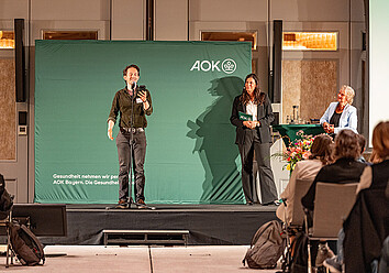 Marius Hanke trägt einen Poetry Slam vor