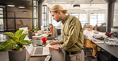 Fälligkeitstermine in der Sozialversicherung 2026: Mann im Büro. Fälligkeitstermine in der Sozialversicherung 2026: Mann im Büro.