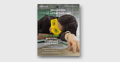 gesundes unternehmen Ausgabe 4-2026: Eine Person mit Klebezetteln auf den Augen. Auf den Klebezetteln sind Augen gemalt. Die Person legt den Kopf auf den Schreibtisch. gesundes unternehmen Ausgabe 4-2026: Eine Person mit Klebezetteln auf den Augen. Auf den Klebezetteln sind Augen gemalt. Die Person legt den Kopf auf den Schreibtisch.