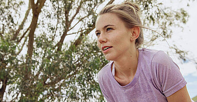 Bewegungsmythen: Junge Frau trainiert im Freien Bewegungsmythen: Junge Frau trainiert im Freien