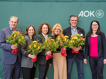 New Work Teilnehmer Personen mit überreichten Blumensträußen