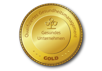 Gesundes Unternehmen: Das Siegel für qualifiziertes Gesundheitsmanagement in Gold Goldfarbendes, rundes Siegel auf dem „Gesundes Unternehmen, Qualifiziertes Gesundheitsmanagement“ und „Gold“ steht.