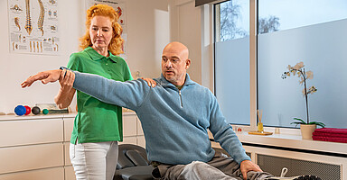 Entgeltfortzahlung bei Krankheit: Patient und Therapeutin bei Physiotherapie