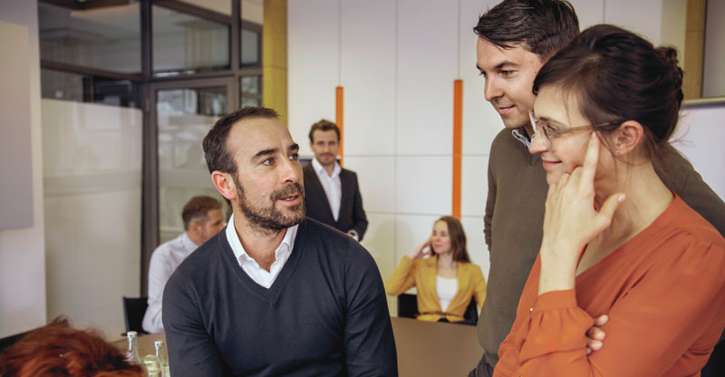 Teambesprechung mit mehreren Teilnehmenden